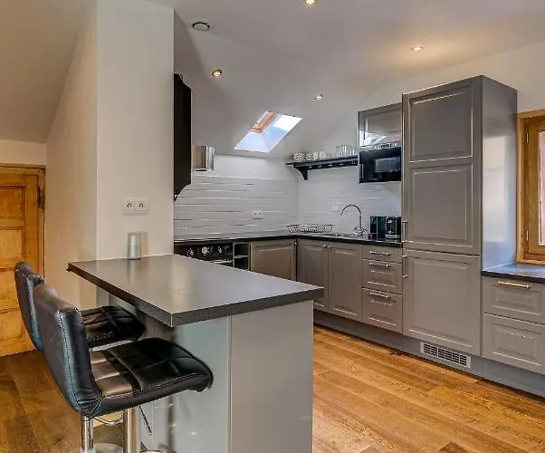 Rebats - Alpes Travel - *